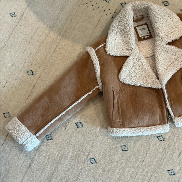 Abercrombie suede shearling cropped jacket - Picture 2 of 4